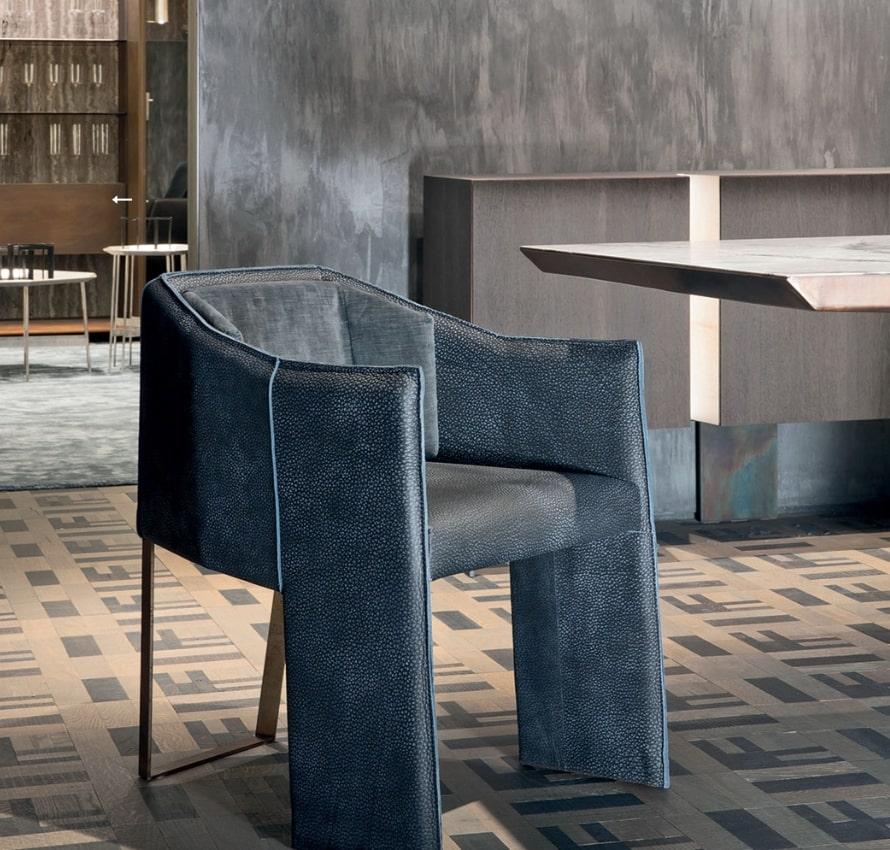 Der Stuhl Ketch interpretiert die traditionellen zwei Hinterbeine neu und verfügt über eine raffinierte skulpturale Messingstütze. Seine Anwesenheit vervollständigt den Tisch mit einem Hauch von unwiderstehlichem Glamour und üppiger Eleganz, die