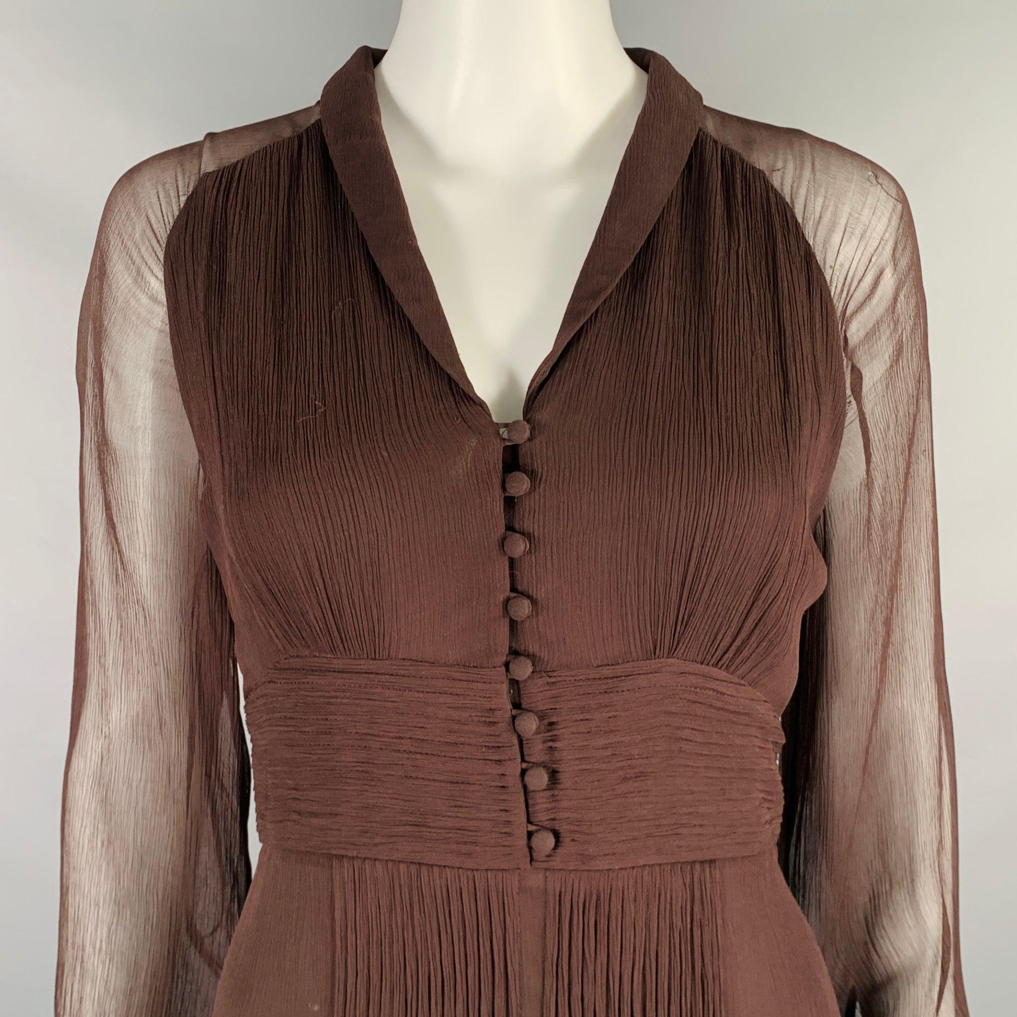 Vestido MASSIMO DUTTI
en tejido de viscosa marrón, con manga larga, diseño transparente y cierre de cremallera lateral. Pequeños signos de desgaste. 

Marcado:   38 

Medidas: 
 
Hombros 17,5 pulgadas Manga: 21 pulgadas Busto: 35 pulgadas Cintura: