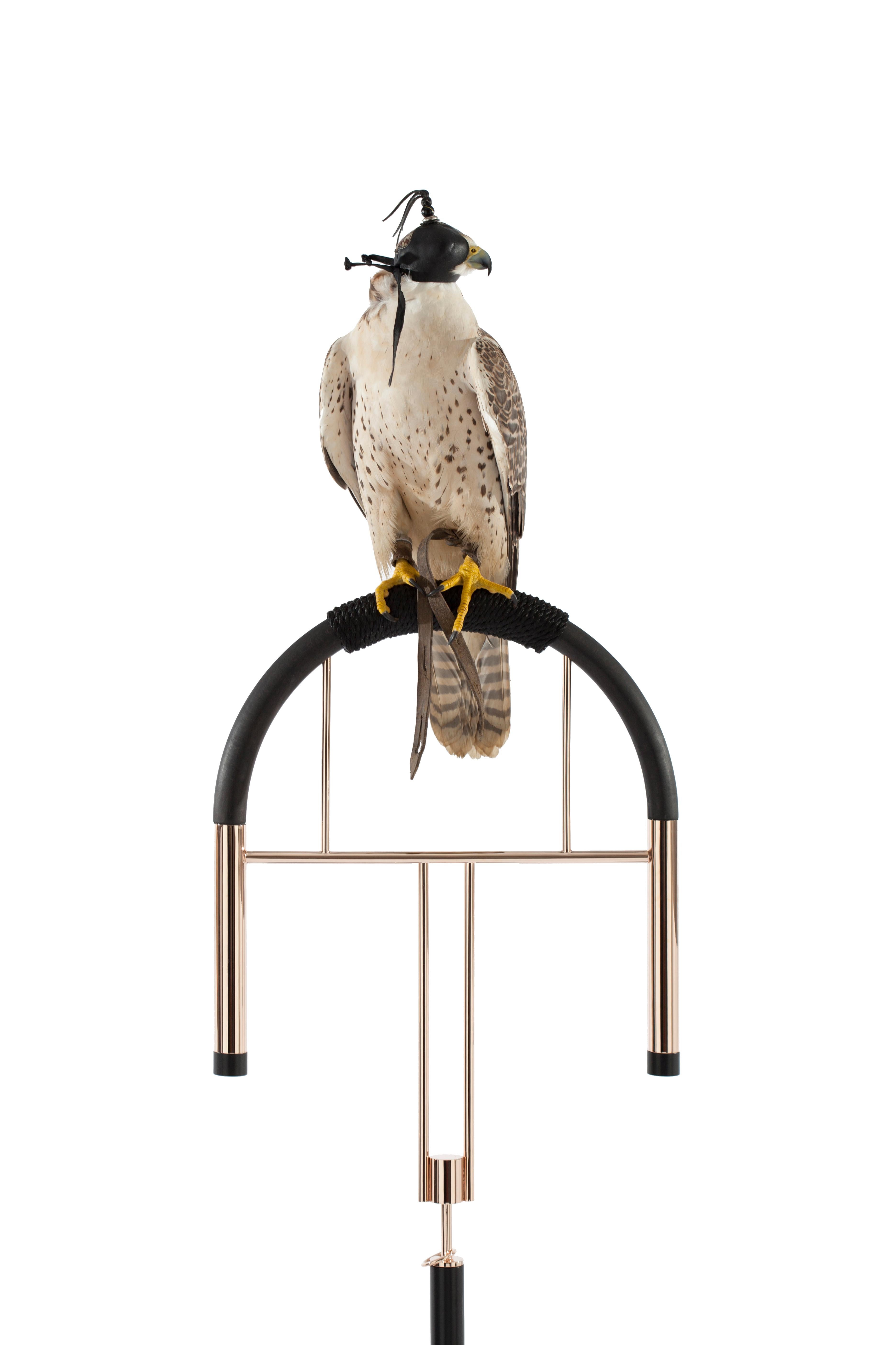 Posa Project, in collaboration with Carwan Gallery, combines volumes and geometric forms adapted to precise technical requirements. This new interpretation of falcon perches comes directly from the original aesthetical criterions and combined with