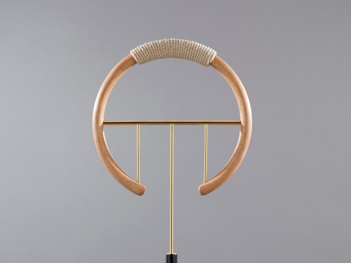 Posa Project, in collaborazione con Carwan Gallery, combina volumi e forme geometriche adattate a precisi requisiti tecnici. Questa nuova interpretazione dei posatoi per falchi deriva direttamente dai criteri estetici originali e, combinata con