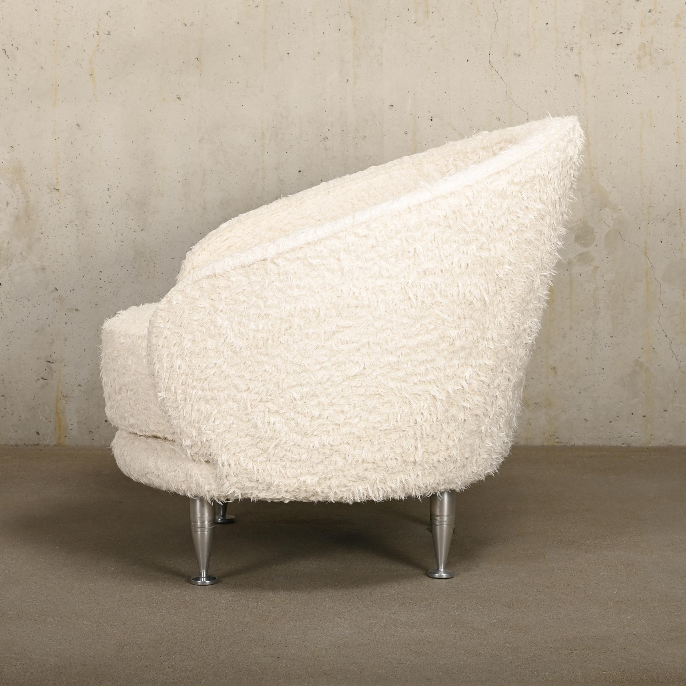 Elegantes Sesselmodell 'New Tone', entworfen von Massimo Iosa Ghini für Moroso, Italien. Sitzschale aus Holz, bezogen mit spannungsfestem Polyurethanschaum mit unterschiedlicher Dichte und Polyesterfasern. Der Stuhl wurde mit einem verspielten, aber
