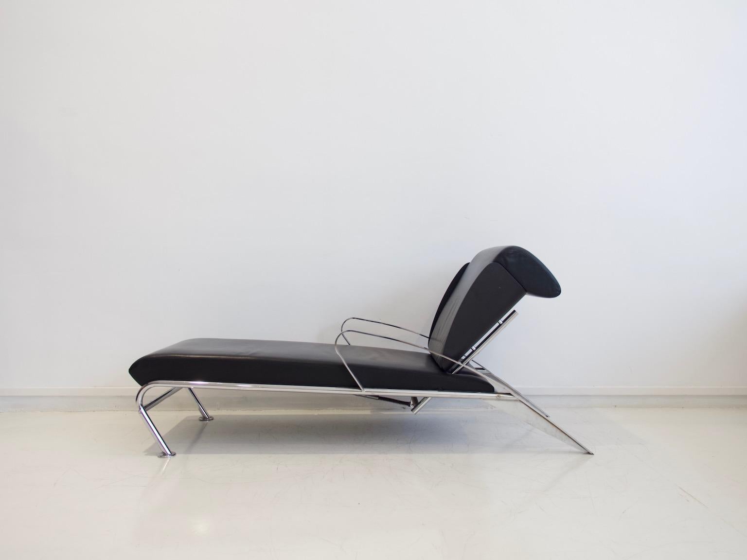 Elegante chaise longue disegnata da Massimo Iosa Ghini (nato nel 1959) e prodotta da Moroso, design italiano degli anni '80. Struttura regolabile in acciaio piatto e rotondo cromato. Scocca in compensato modellato e laccato nero e rivestimento in