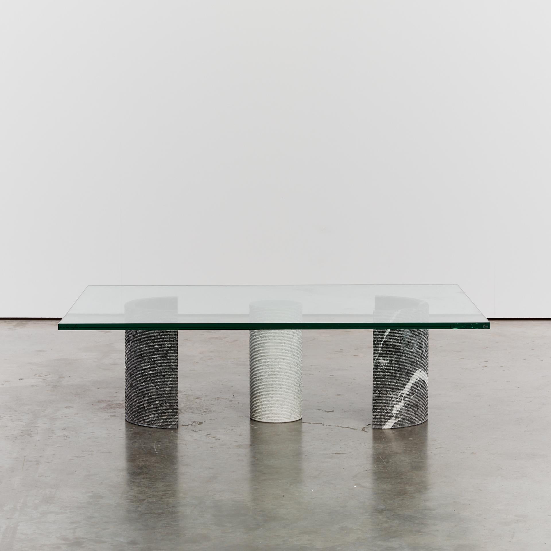 Conçue par Lella et Massimo Vignelli pour Casigliani, cette table basse emblématique présente deux arcs en marbre noir sculpté et une colonne unique en marbre blanc pointillé.