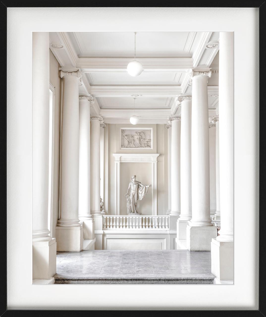 ACCADEMIA  DELLE BELLE ARTI - San Pietroburgo I, Fotografía artística, 2017 - Color Photograph Gris de Massimo Listri