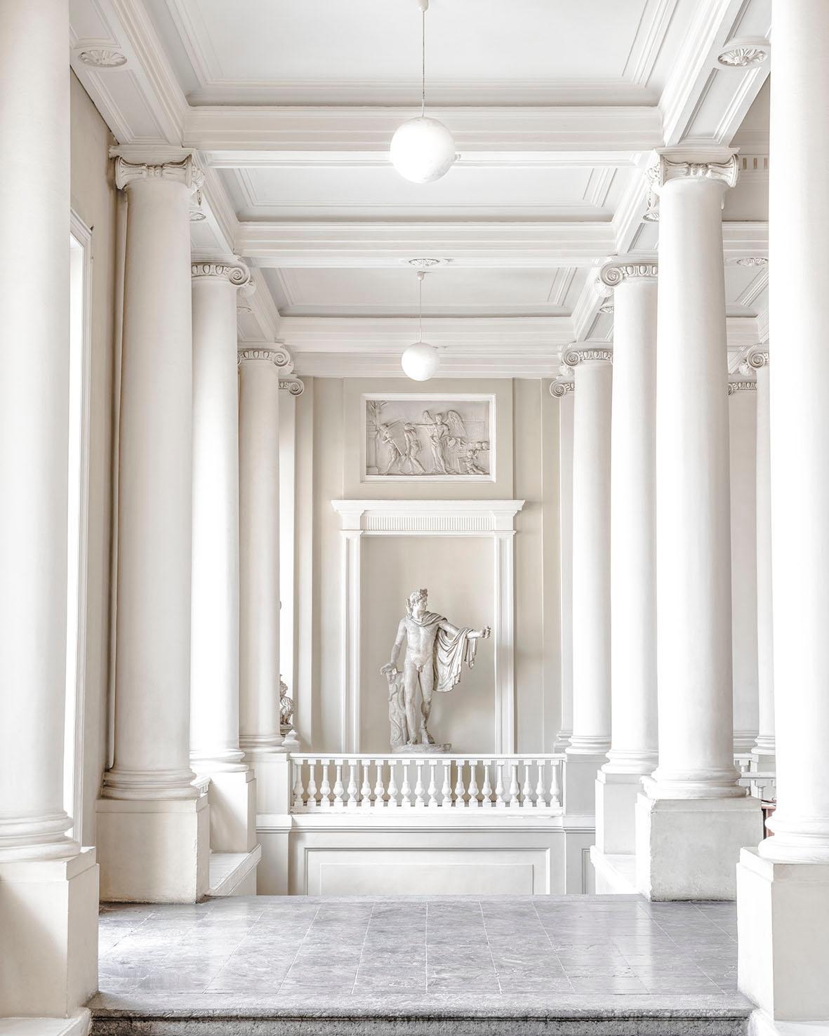 Color Photograph de Massimo Listri - ACCADEMIA  DELLE BELLE ARTI - San Pietroburgo I, Fotografía artística, 2017