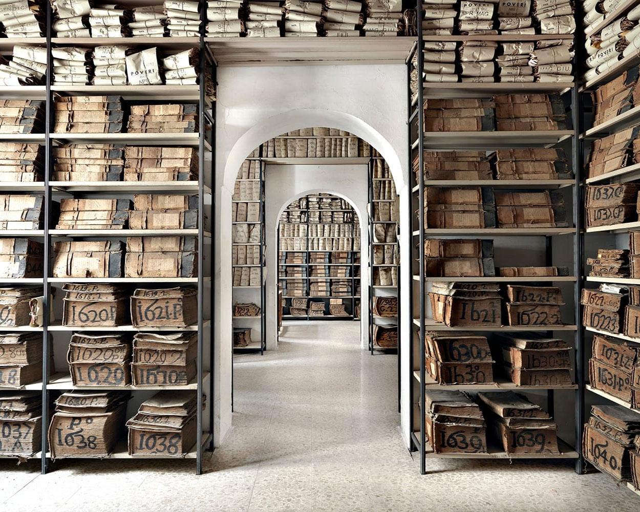 Figurative Photograph Massimo Listri - Archivio Banco di Napoli I, Italie