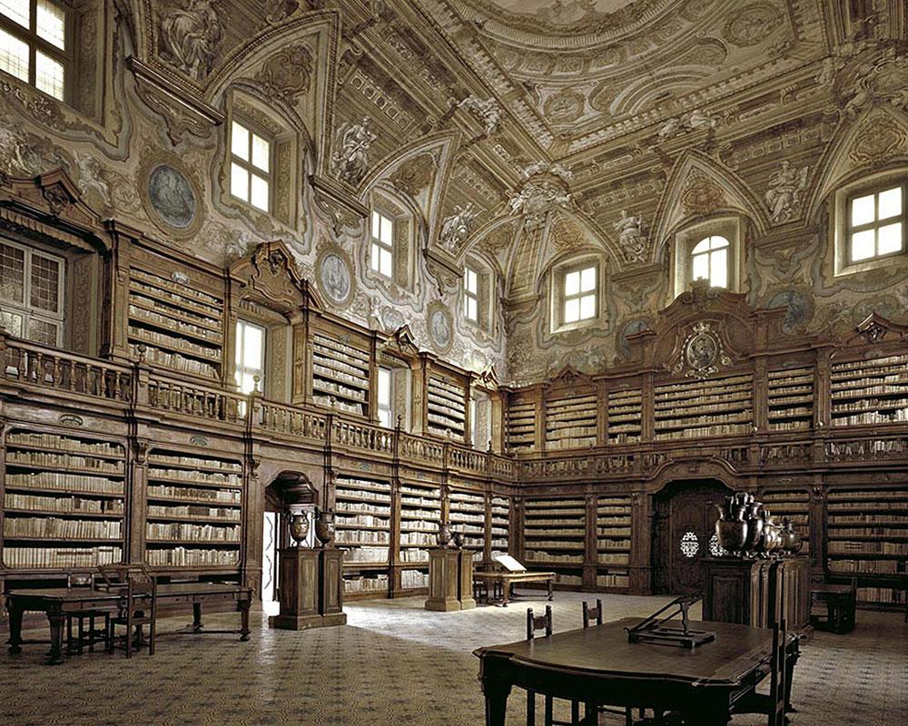 Massimo Listri Figurative Photograph – Bibliothek Biblioteca dei Girolamini, Bibliothek Neapel, Italien (Bibliotheken)