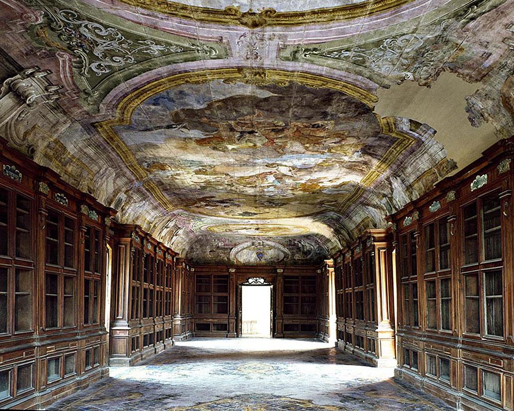 Figurative Photograph Massimo Listri - Bibliothèque della Certosa di Padula, Italie