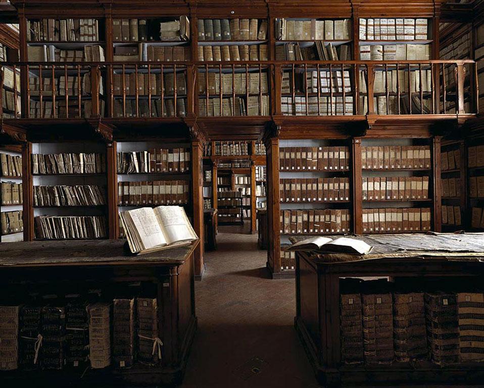 Massimo Listri Color Photograph – Bibliothek dell'Ospedale degli Innocenti, Firenze