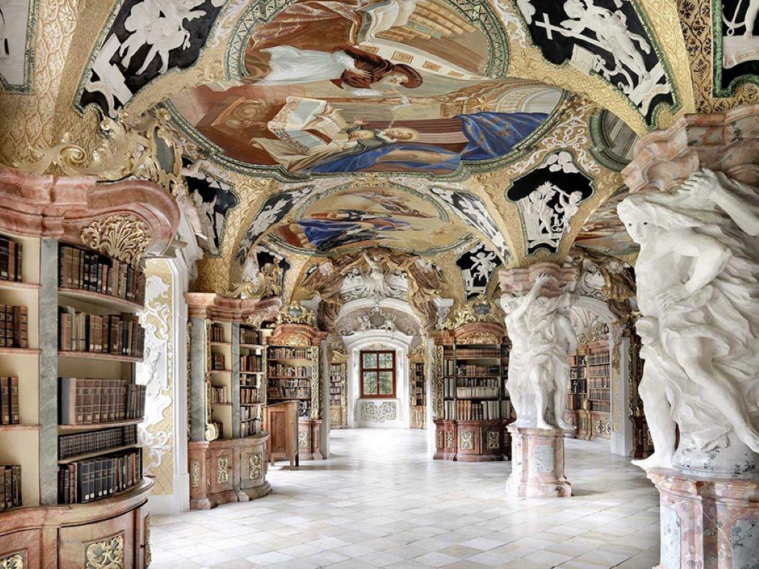 Massimo Listri Color Photograph – Bibliothek Biblioteca di Metten, Deutschland 2016 – Bibliothek mit Skulpturen und Fresken