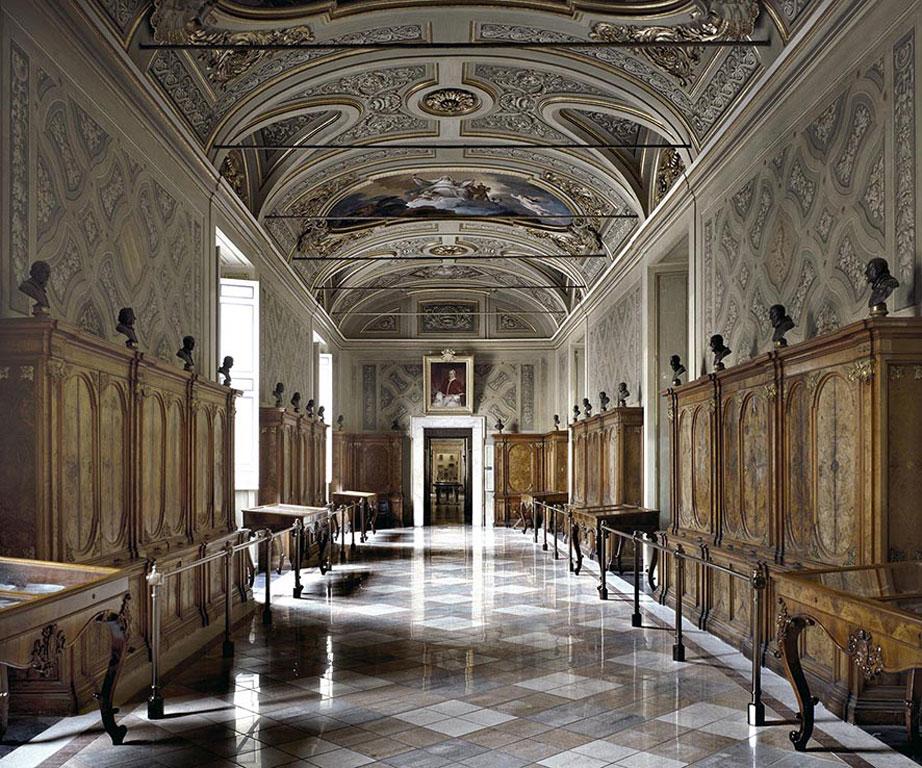 Massimo Listri Color Photograph – Bibliothek Biblioteca Vaticana, Rom