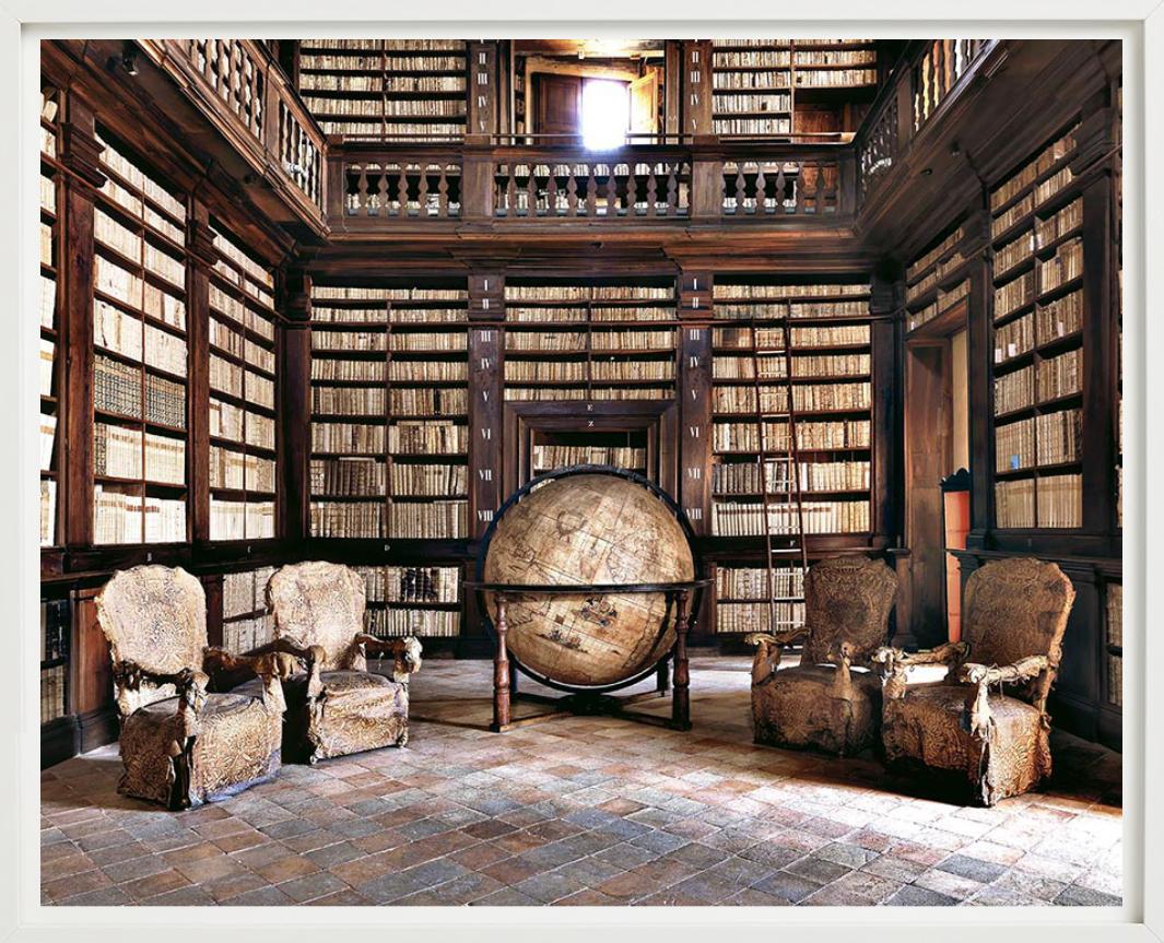Bibliotheca Fermo, Bibliotheksinterieur, Kunstfotografie der Bibliothek, 2015 – Photograph von Massimo Listri