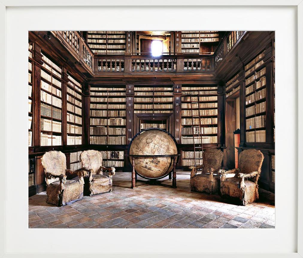 Bibliotheca Fermo, Bibliotheksinterieur, Kunstfotografie der Bibliothek, 2015 (Zeitgenössisch), Photograph, von Massimo Listri