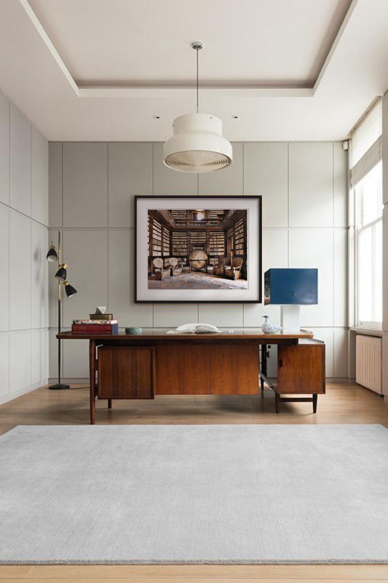 Bibliotheca Fermo, Bibliotheksinterieur, Kunstfotografie der Bibliothek, 2015 (Schwarz), Still-Life Photograph, von Massimo Listri