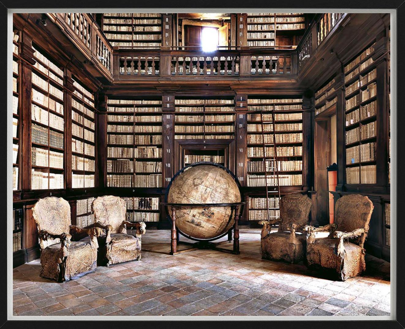 Wunderschönes Porträt der berühmten Biblioteca Fermo mit einem wunderschönen rustikalen Interieur, fotografiert von dem Meister der Innenraumfotografie Massimo Listri. 

Alle Drucke sind in limitierter Auflage erhältlich. Erhältlich in mehreren
