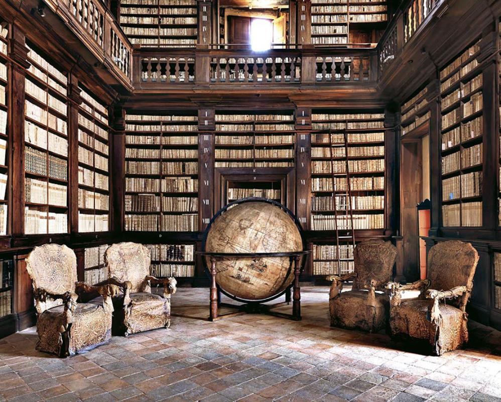 Massimo Listri Still-Life Photograph – Bibliotheca Fermo, Bibliotheksinterieur, Kunstfotografie der Bibliothek, 2015