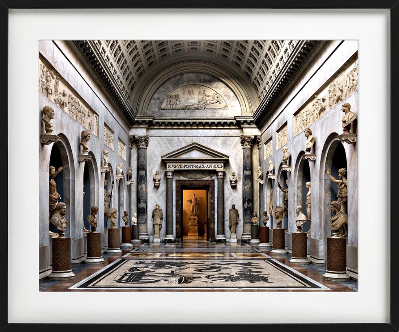 BRACCIO NUOVO MUSEI VATICANI - Fotografía artística - Still-Life Photograph Negro de Massimo Listri
