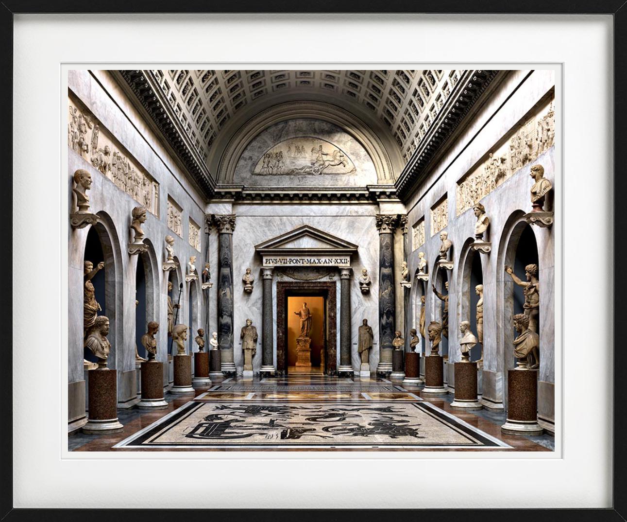 Braccio Nuovo Musei Vaticani fotografiado por Massimo Listri. 

Todas las impresiones son de edición limitada. Disponible en varios tamaños. Enmarcado de alta gama a petición. Todas las impresiones están hechas y firmadas por el artista. El