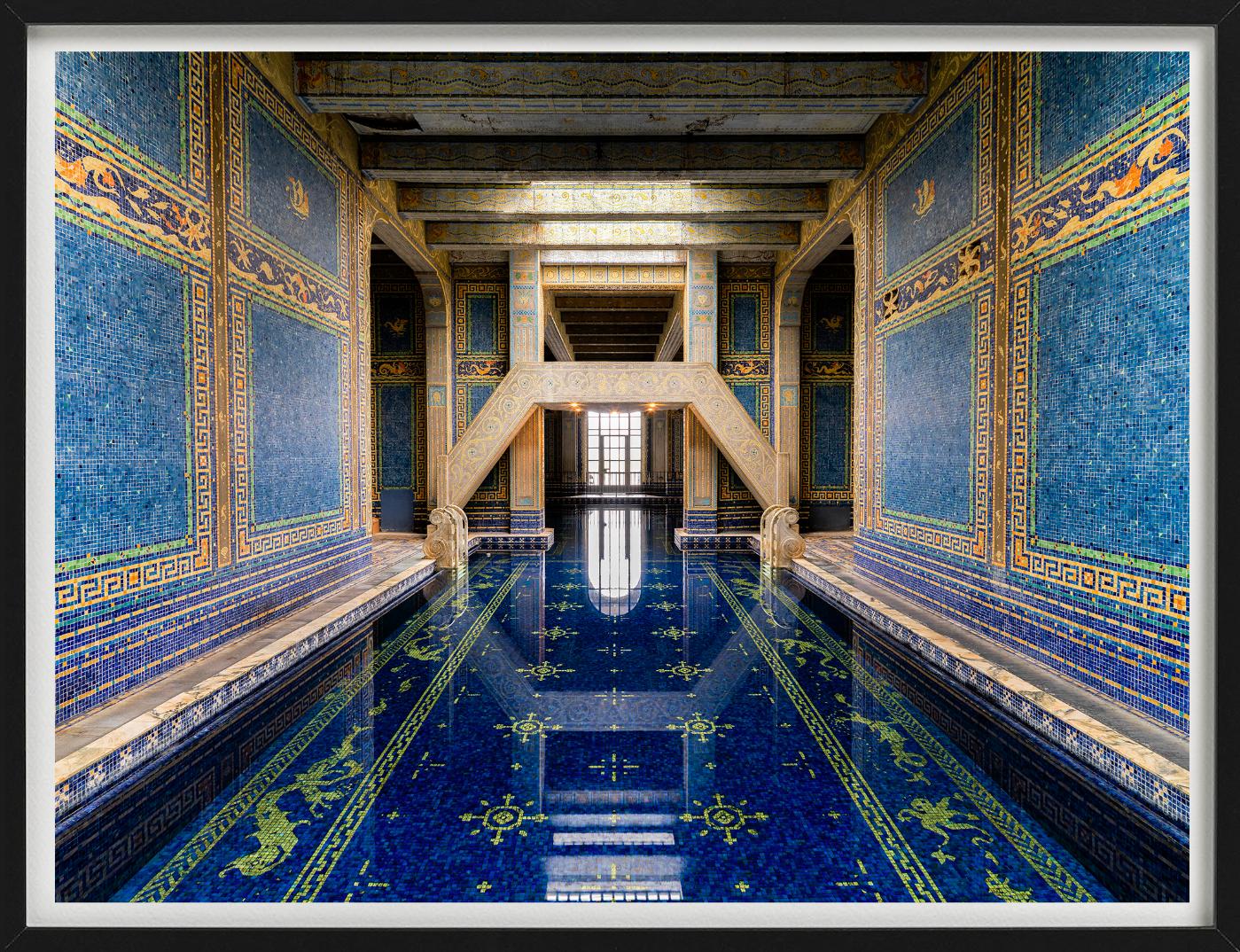 Hearst Castle Piscina Coperta Oper, Innenarchitektur, Kunstfotografie – Photograph von Massimo Listri