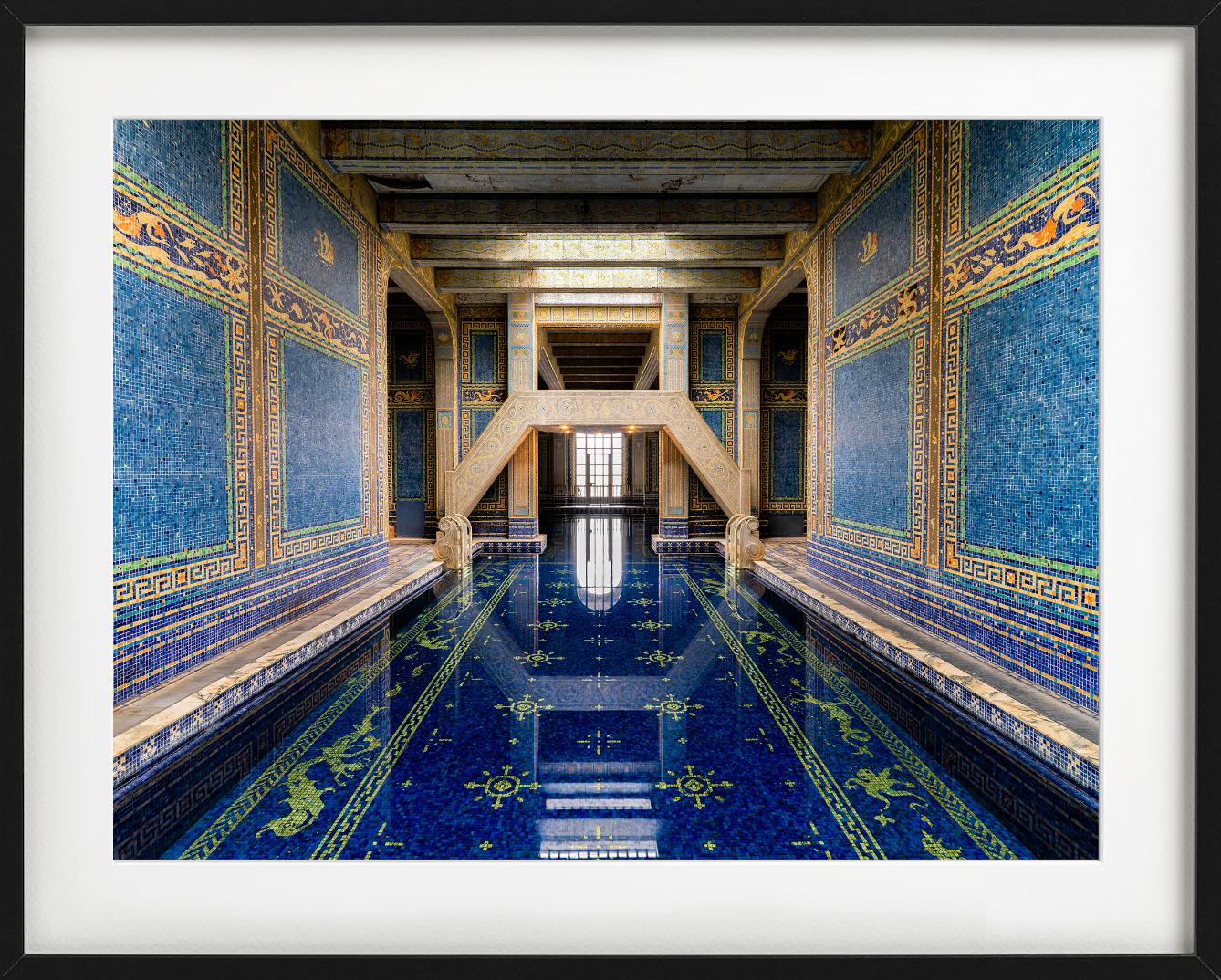 Wunderschönes Porträt des Hearst Castle, Piscina Coperta Opera, fotografiert von dem Meister der Innenraumfotografie Massimo Listri.

Alle Drucke sind in limitierter Auflage erhältlich. Erhältlich in mehreren Größen. Hochwertige Einrahmung auf