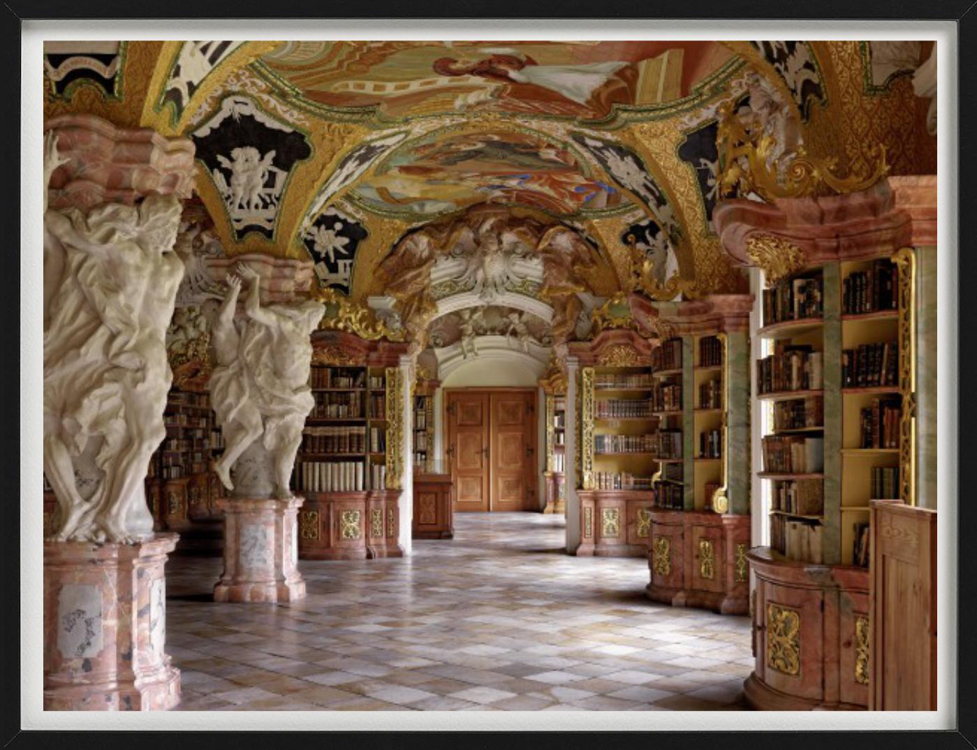 Klosterbibliothek Metten, Interno barocco di una biblioteca, Fotografia Fine Arts - Photograph di Massimo Listri
