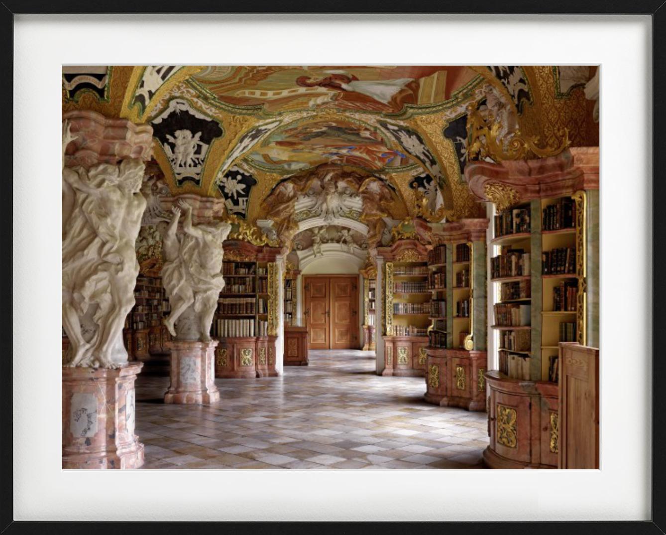 Klosterbibliothek Metten, Interno barocco di una biblioteca, Fotografia Fine Arts - Still-Life Photograph Marrone di Massimo Listri