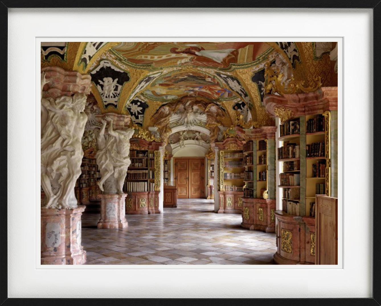 Bellissimo ritratto d'interni barocchi della Klosterbibliothek Metten fotografato dal Maestro della fotografia d'interni Massimo Listri.

Tutte le stampe sono in edizione limitata. Disponibile in più misure. Cornici di alto livello su