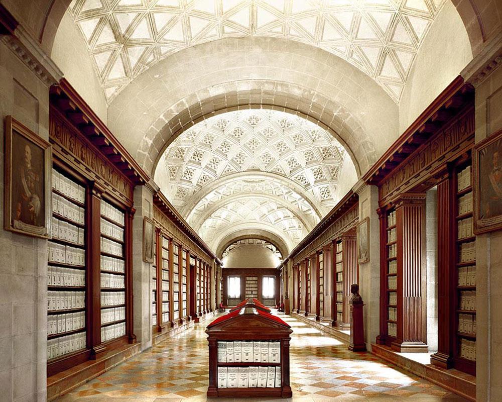 Massimo Listri
Archivo de las Indias II, Siviglia
1990
c imprimir
edición de 5

Massimo Listri es un fotógrafo afincado en Florencia cuyo trabajo presenta a menudo interiores de gran importancia arquitectónica y cultural, algunos abiertos al público