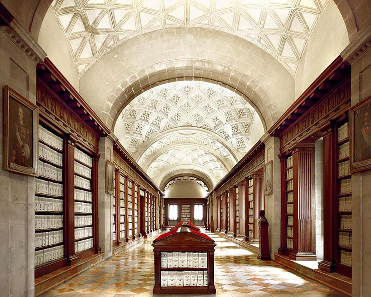 Archivio delle Indie II, Siviglia 1990
C-print 
Edición de 5 ejemplares firmada, titulada, fechada y numerada en la etiqueta del artista en el reverso.  
39,5 x 47,5 pulgadas
47,5 x 59 pulgadas
71 x 88,5 pulgadas
Opciones de enmarcado disponibles