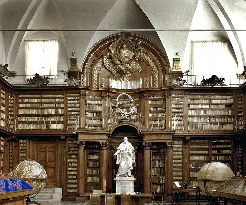 Massimo Listri
Biblioteca Casanatense
2002
c Drucken
auflage von 5

Massimo Listri ist ein in Florenz ansässiger Fotograf, der in seinen Arbeiten oft Innenräume von großer architektonischer und kultureller Bedeutung zeigt, von denen einige für die