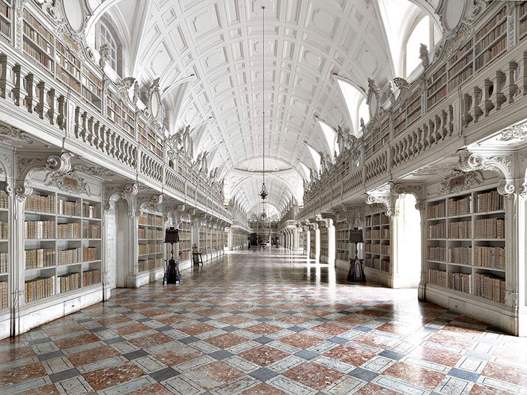 Massimo Listri
Biblioteca di Mafra
2015
c stampa
edizione di 5

Massimo Listri è un fotografo di Firenze il cui lavoro presenta spesso interni di grande importanza architettonica e culturale, alcuni aperti al pubblico, altri non facilmente