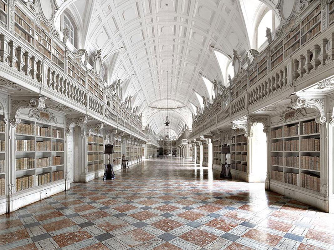 Massimo Listri
Biblioteca di Mafra
2015
c Drucken
auflage von 5

Massimo Listri ist ein in Florenz ansässiger Fotograf, der in seinen Arbeiten häufig architektonisch und kulturell bedeutsame Innenräume zeigt, von denen einige der Öffentlichkeit