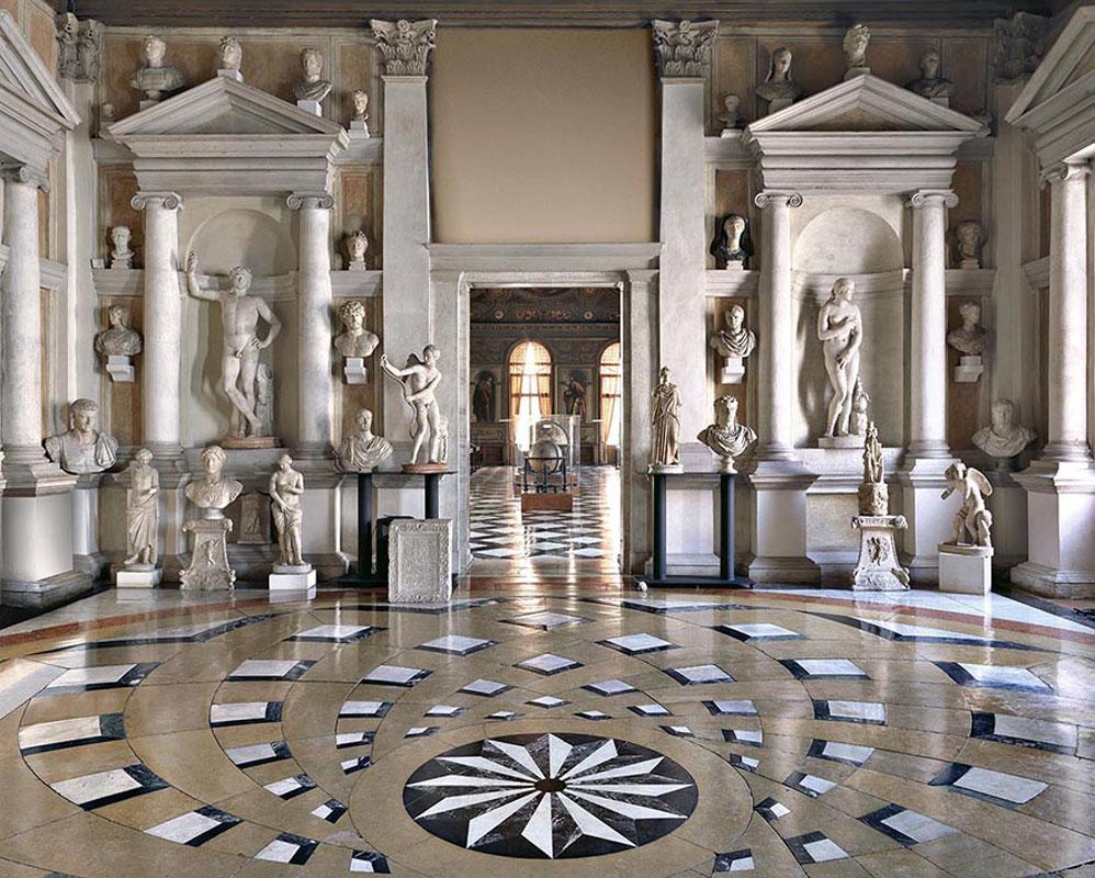 Massimo Listri
Biblioteca di Ottobeuren in Germanien
1994
C Druck
Auflage von 5

Massimo Listri ist ein in Florenz ansässiger Fotograf, der in seinen Arbeiten häufig architektonisch und kulturell bedeutsame Innenräume zeigt, von denen einige der