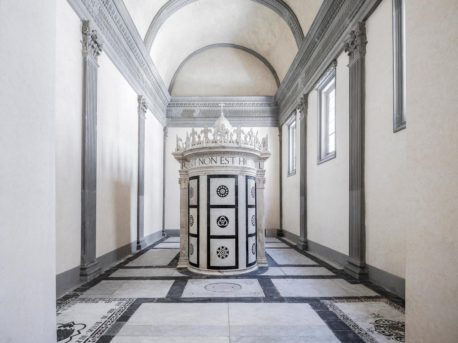 Massimo Listri
Leon Battista Alberti, Il Tempietto del Santo Sepolcro, Florenz 2020
C-Druck Signiert, datiert und nummeriert auf dem Etikett verso   

39.5 x 47,5 Zoll Auflage von 5 
47.5 x 59 Zoll Auflage von 5 
71 x 88,5 Zoll Auflage von 5  

Der