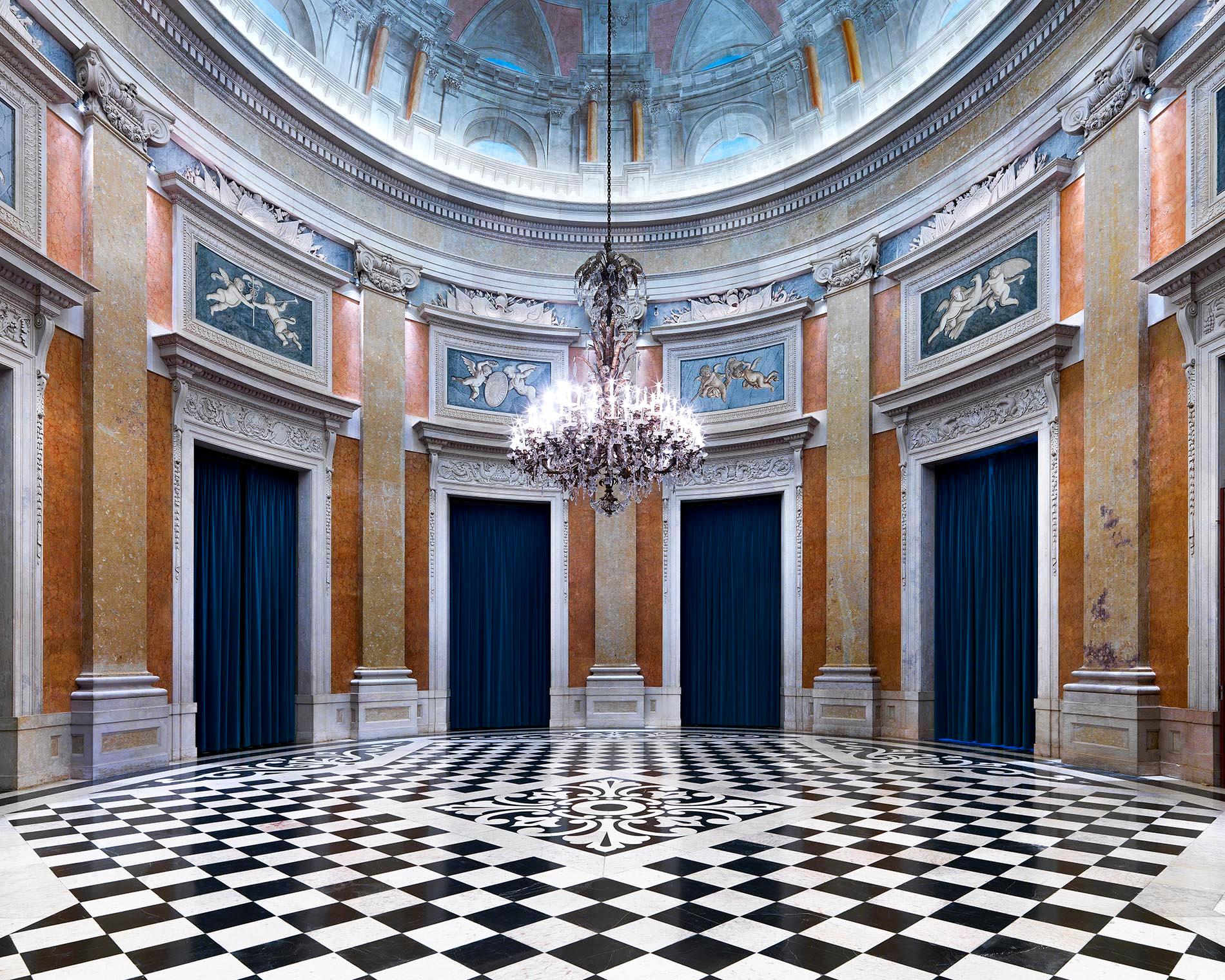 Massimo Listri
Museo Archeologico II, Neapel, 2018
C Druck
Signierte und nummerierte Auflage von 5 Stück

39.5 x 47 Zoll (100x120 cm) Auflage von 5  
47.5 × 59 Zoll (120x150 cm) Auflage: 5  
71 x 88,75 Zoll (180x225cm) Auflage von 5

Der Florentiner