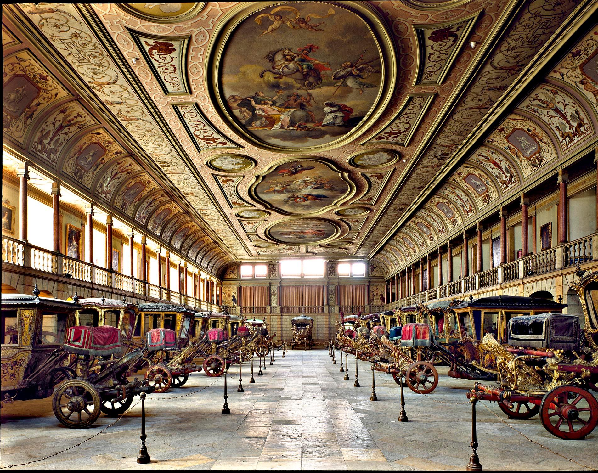 Massimo Listri
Museo Delle Carrozze, Lisbona 1990
Stampa a C Firmato, datato e numerato sull'etichetta a tergo   

39,5 x 47,5 pollici, edizione di 5 esemplari 
47,5 x 59 pollici edizione di 5 
71 x 88,5 pollici edizione di 5  

Il fotografo vive a