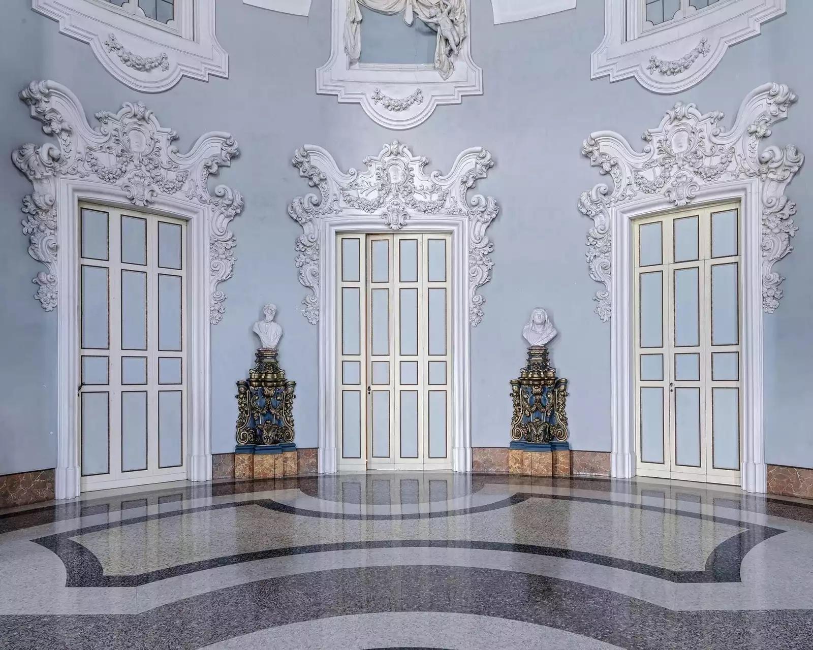 Palazzo Borromeo I, Isola Bella
2018
C Druck
39,5 x 47,5 Zoll - Auflage: 5 Stück
47,5 x 59 Zoll - Auflage: 5
71 x 88,5 Zoll - Auflage: 5

Massimo Listri ist ein in Florenz ansässiger Fotograf, der in seinen Arbeiten häufig architektonisch und
