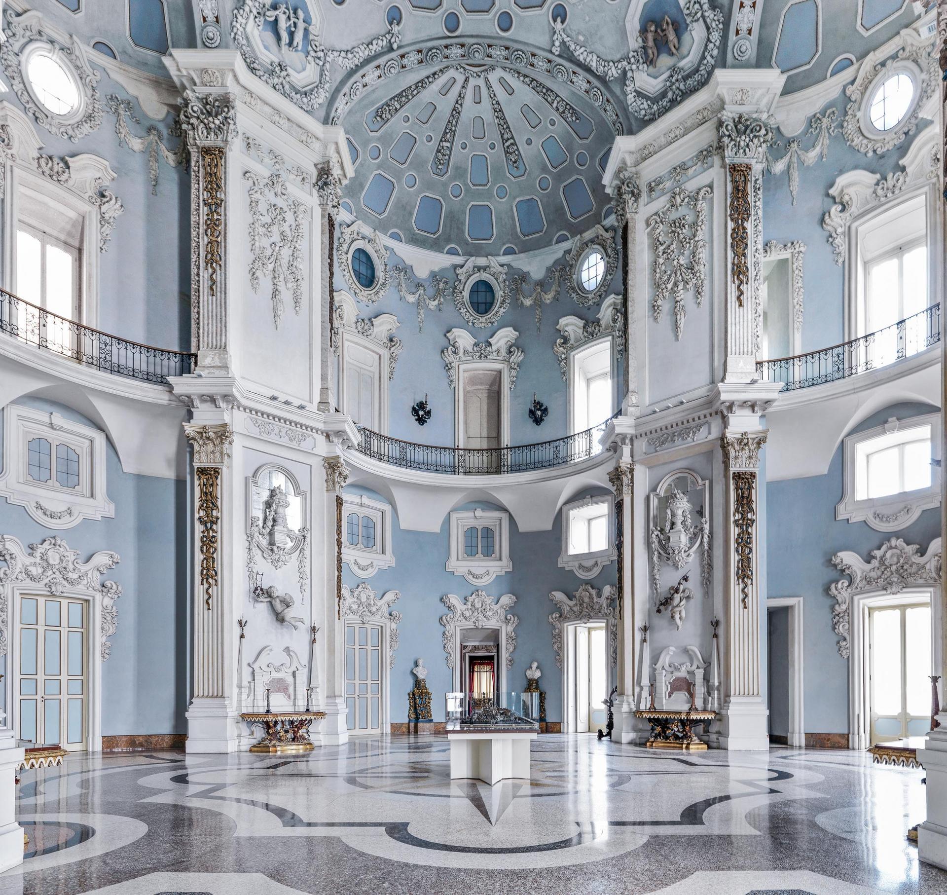 Palazzo Borromeo II, Isola Bella, 2018
C Druck
120 x 150 cm
Ausgabe 3 von 5 
Verso auf dem Label signiert und nummeriert

Der in Florenz lebende Fotograf ist fasziniert davon, wie er mit seinen architektonischen Motiven die Komposition seines Bildes