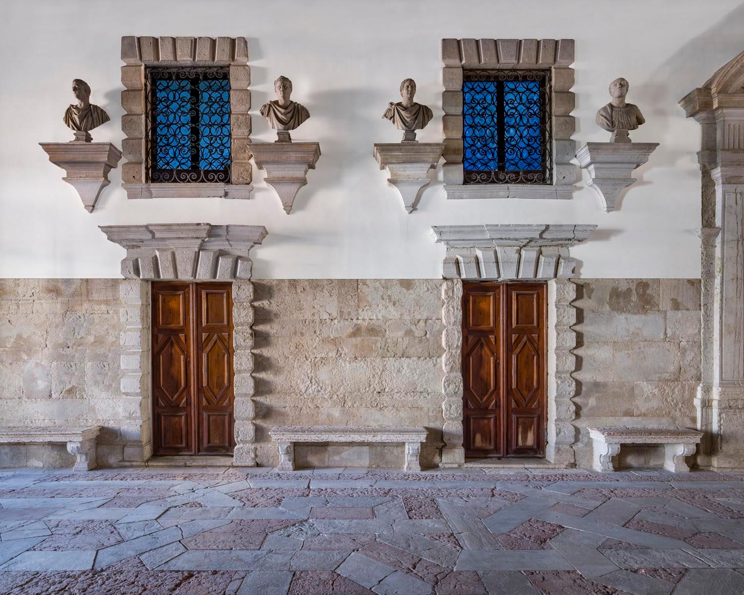 Massimo Listri
Palazzo Mocenigo I, Venedig
2022
C Druck Signiert, datiert und nummeriert auf dem Label verso   

39,5 x 47,5 Zoll (100 x 120 cm) Auflage von 5 - $12.500
47,5 x 59 Zoll (120 x 150 cm) Auflage von 5 - $14.500
71 x 88,5 Zoll (180 x 225