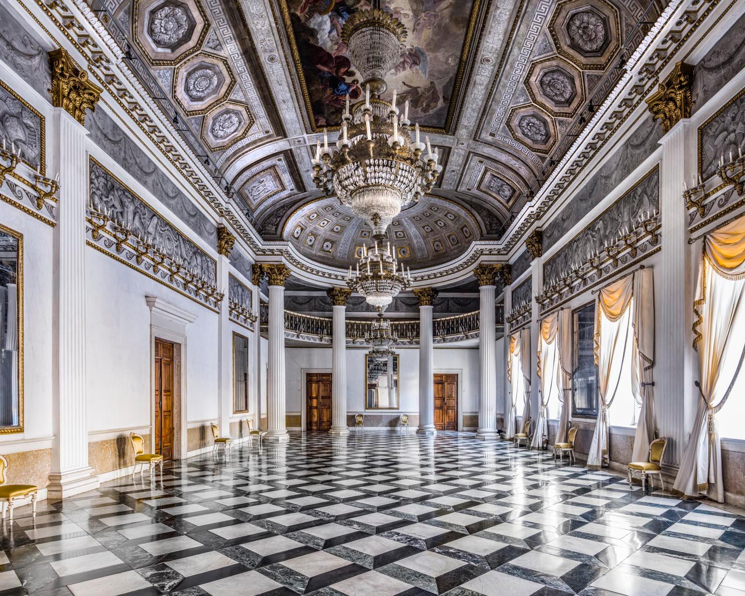 Massimo Listri – Palazzo Reale, Ballraum, Venedig, Italien (Porträt der Inneneinrichtung)