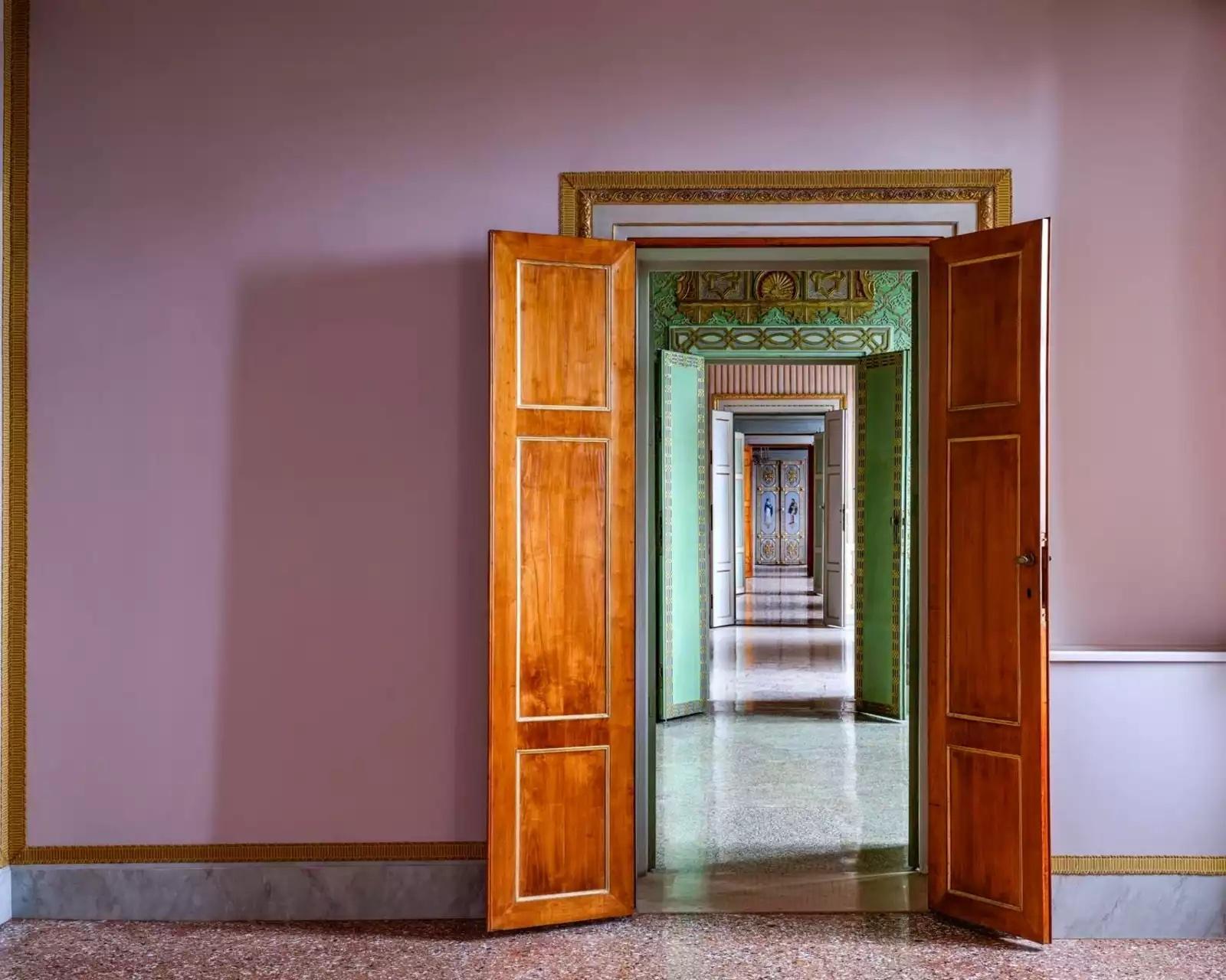 Palazzo Reale I, Venedig
2022
C Druck
39,5 x 47,5 Zoll - Auflage: 5 Stück
47,5 x 59 Zoll - Auflage: 5
71 x 88,5 Zoll - Auflage: 5

Massimo Listri ist ein in Florenz ansässiger Fotograf, der in seinen Arbeiten häufig architektonisch und kulturell