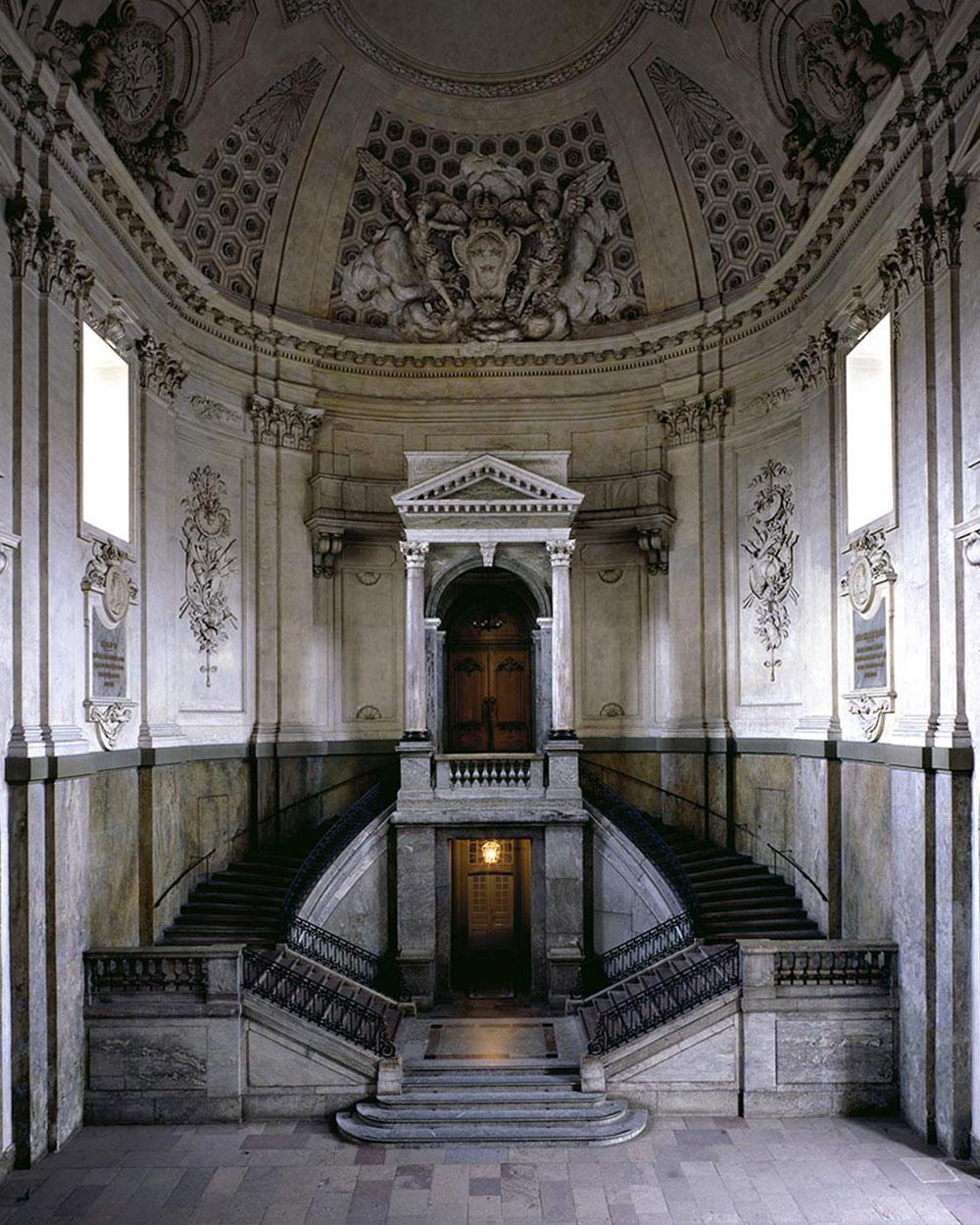 MASSIMO LISTRI
Massimo Listri - Palazzo Reale, Stoccolma, Svezia, 2012

60 x 48 pollici
150 x 120 cm
Edizione di 5

Stampa cromogenica 
Firmato, datato e numerato sull'etichetta del verso
Senza cornice (sono disponibili opzioni di