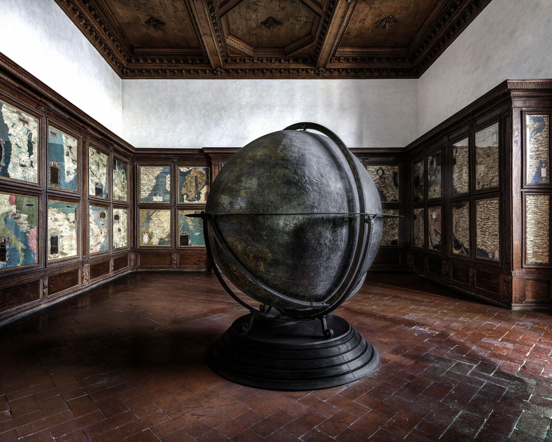 Massimo Listri
Palazzo Vecchio Sala del Mappamondo, 2019
Tirage chromogène
Edition de 5
Signé, daté et numéroté sur le verso de l'étiquette   
Monté sur aluminium, encadré

39.5 x 47.5 pouces édition de 5  
47.5 x 59 pouces édition de 5  
71 x 88.5