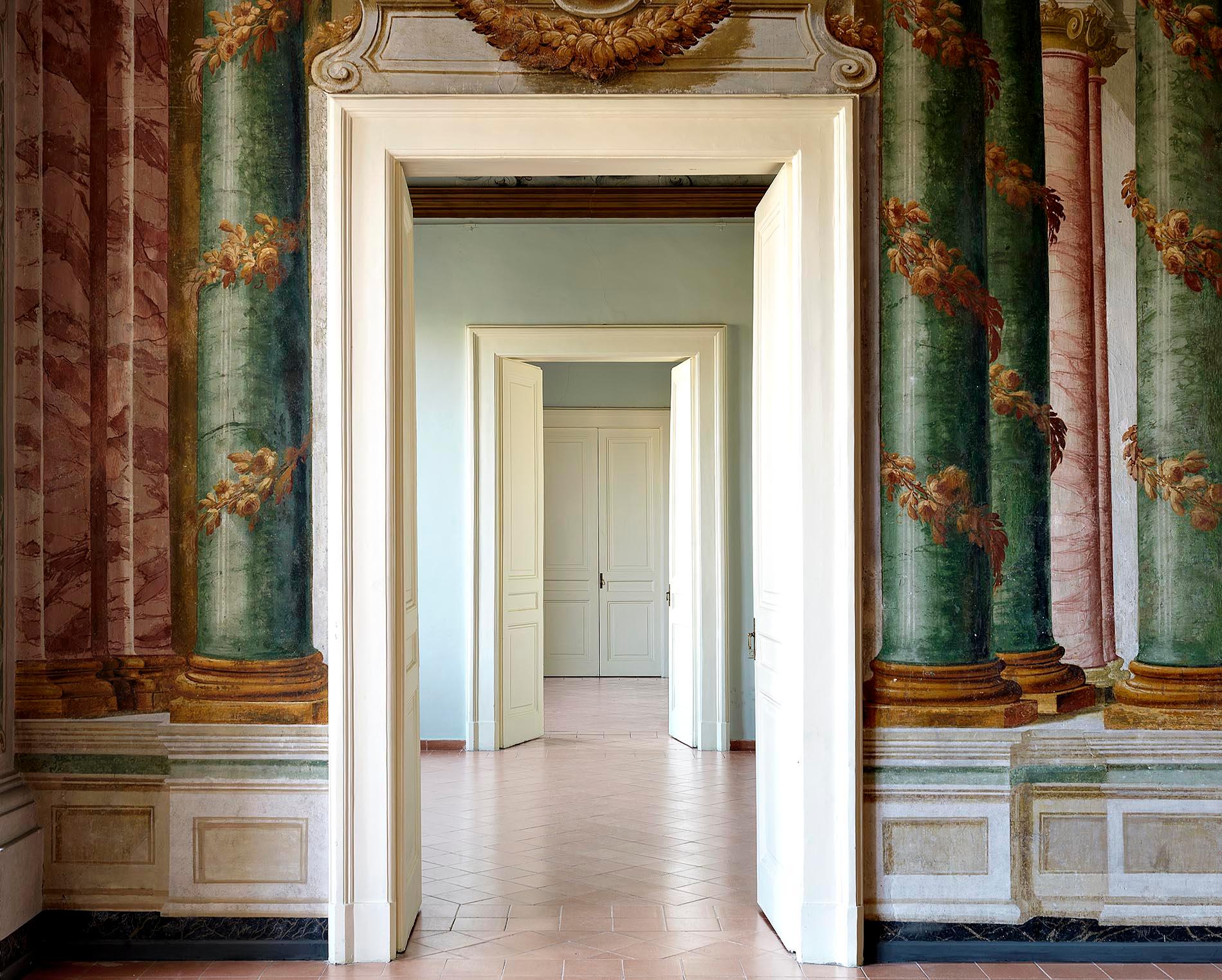 San Leucio II, Napoli, 2013
Stampa cromogenica
Edizione di 5
Firmato, datato e numerato sull'etichetta del verso   
Montato su alluminio, incorniciato

39,5 x 47,5 pollici, edizione di 5 esemplari  
47,5 x 59 pollici edizione di 5  
71 x 88,5