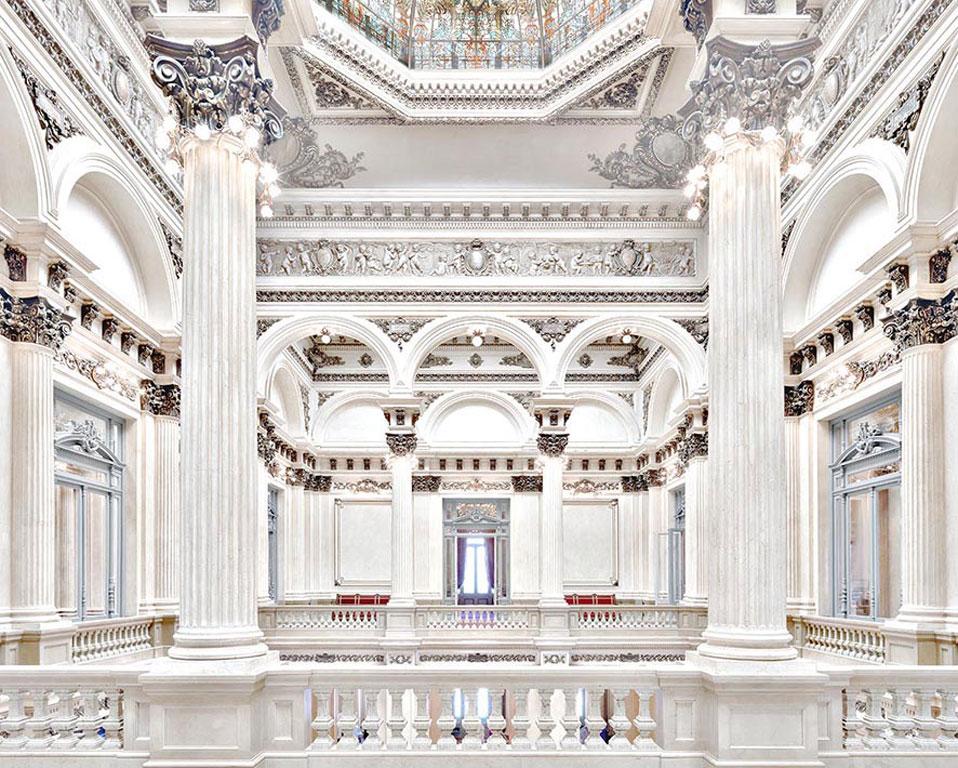 Teatro Colon I, Buenos Aires, 2012
Chromogener Druck
Auflage von 5
Verso auf dem Label signiert, datiert und nummeriert   
Montiert auf Aluminium
Optionen für die Rahmung verfügbar 

39,5 x 47,5 Zoll Auflage von 5  
47,5 x 59 Zoll Auflage von 5  
71