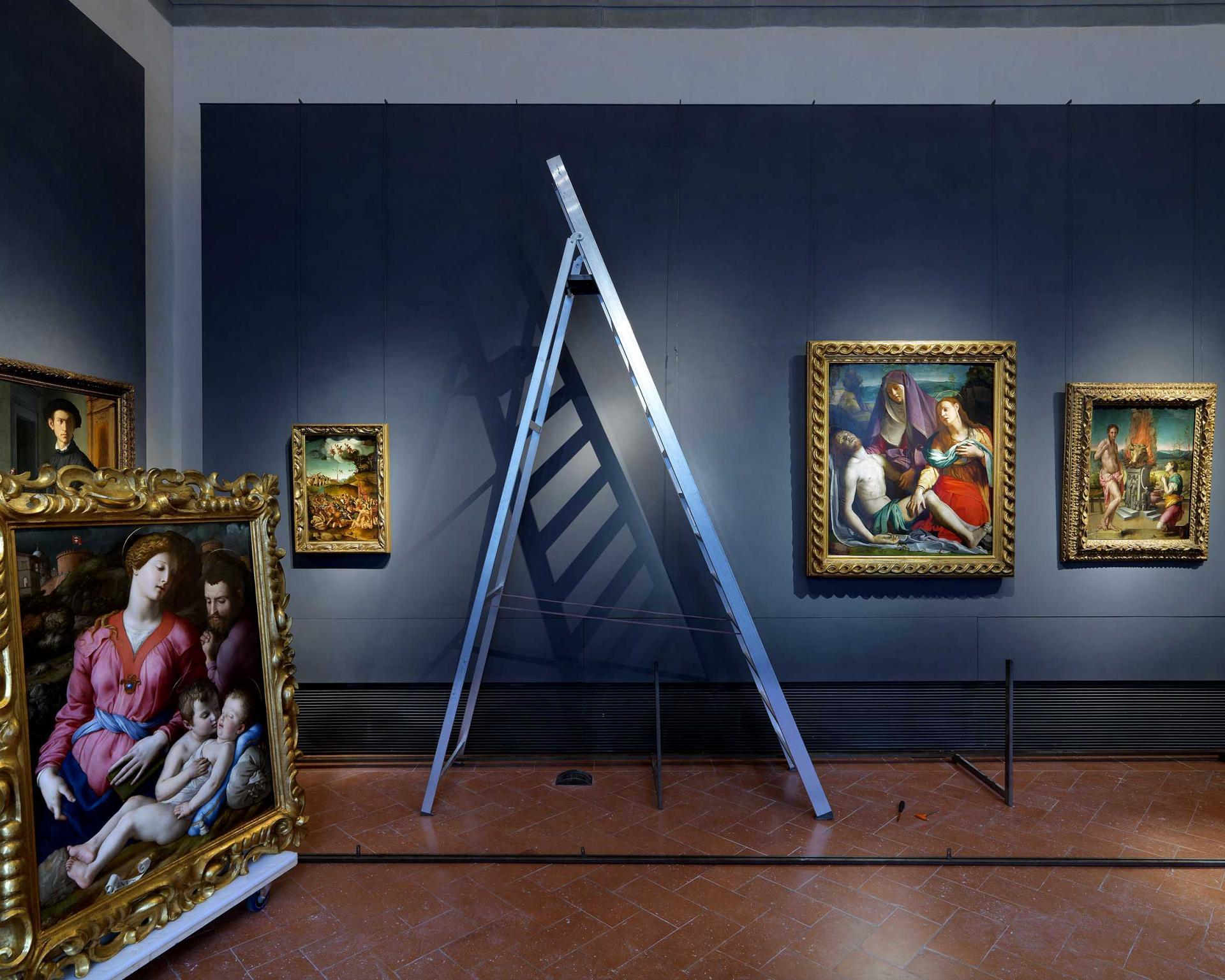 Uffizi X, Firenze 2019
Stampa a C
Edizione firmata, intitolata, datata e numerata di 5 esemplari sull'etichetta dell'artista al verso.
Montato e incorniciato

Il fotografo vive a Firenze ed è affascinato dal fatto che il soggetto architettonico gli