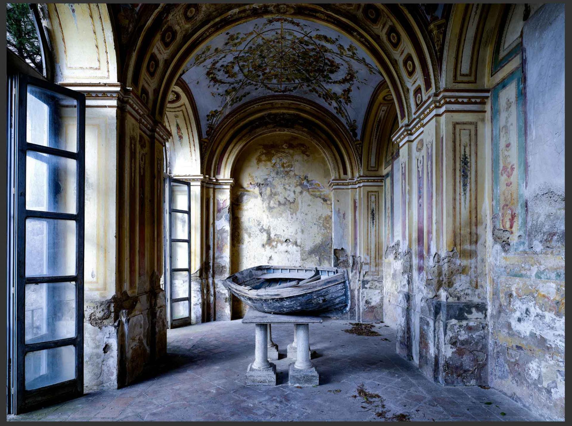 Massimo Listri
Villa Porfidia, Napoli 2020
Stampa a C Firmato, datato e numerato sull'etichetta a tergo   
Incorniciato e montato

39,5 x 47,5 pollici, edizione di 5 esemplari 
47,5 x 59 pollici edizione di 5 
71 x 88,5 pollici edizione di 5  

Il