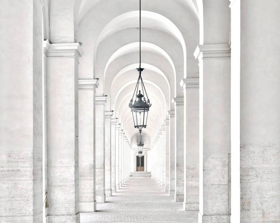 Massimo Listri Color Photograph – Palazzo del Quirinale Portico del Cortile d'Onore