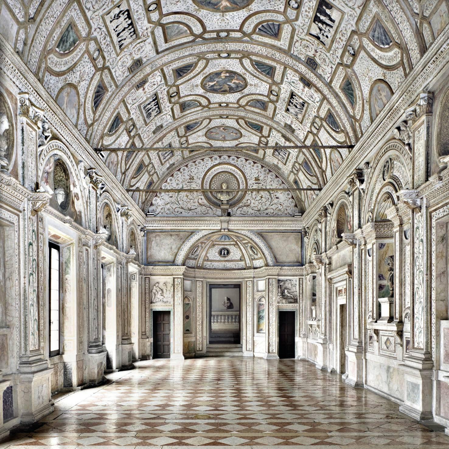 Massimo Listri Landscape Photograph – Palazzo Ducale a Mantova, Galleria dei Marmi