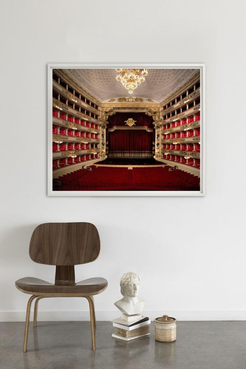 Wunderschönes Porträt des berühmten Theaters La Scala in Mailand mit wunderschöner rot-goldener Innenausstattung, fotografiert von dem Meister der Innenraumfotografie Massimo Listri. 

Alle Drucke sind in limitierter Auflage erhältlich. Erhältlich